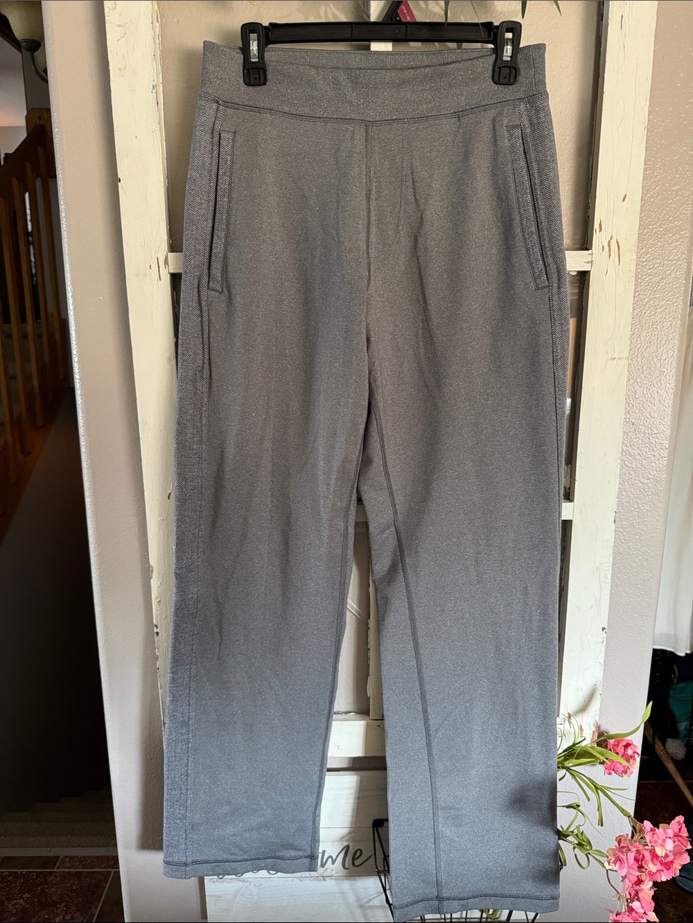 Lululemon men’s Gray straight leg drawstring waist sweatpants.